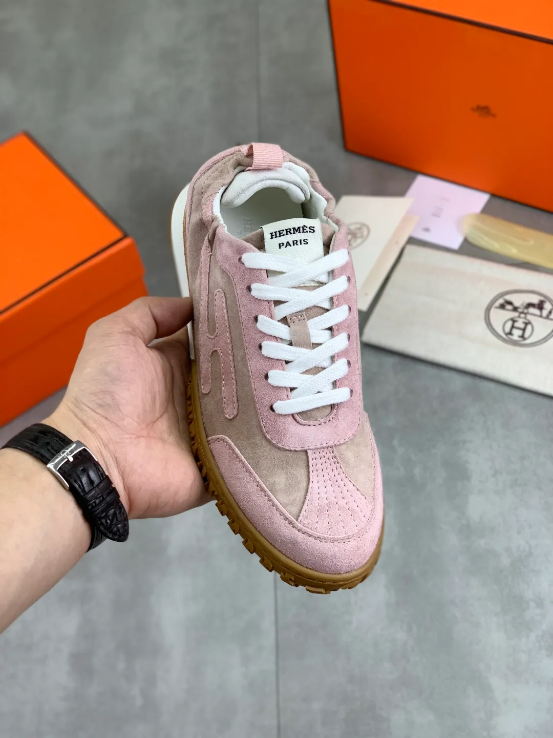 Men's men's shoes 💰P600 New model Top version Original order Hermes Hermès men's Drift Sneaker Summer new casual sports shoes Original purchase, development, production H family men's classic series, technological breathable fabrics with cowhide, casual sports shoes, casual shoes, sports dad shoes combine high-tech breathable materials and cowhide, H family exclusive button decoration on the side. The outsole is full of H italic design and bright colors to show vitality and continue the brand design inspiration. Stroll around the city lightly and feel free and comfortable. Delivered in exquisite packaging 🛍📦 ▪️Fabric: original customized breathable material + first-layer cowhide ▪️Inner: cowhide feet ▪️Outsole: molded and evacuated PU+TPU material ▪️Size: 35-45 Multiple colors available Premium packaging